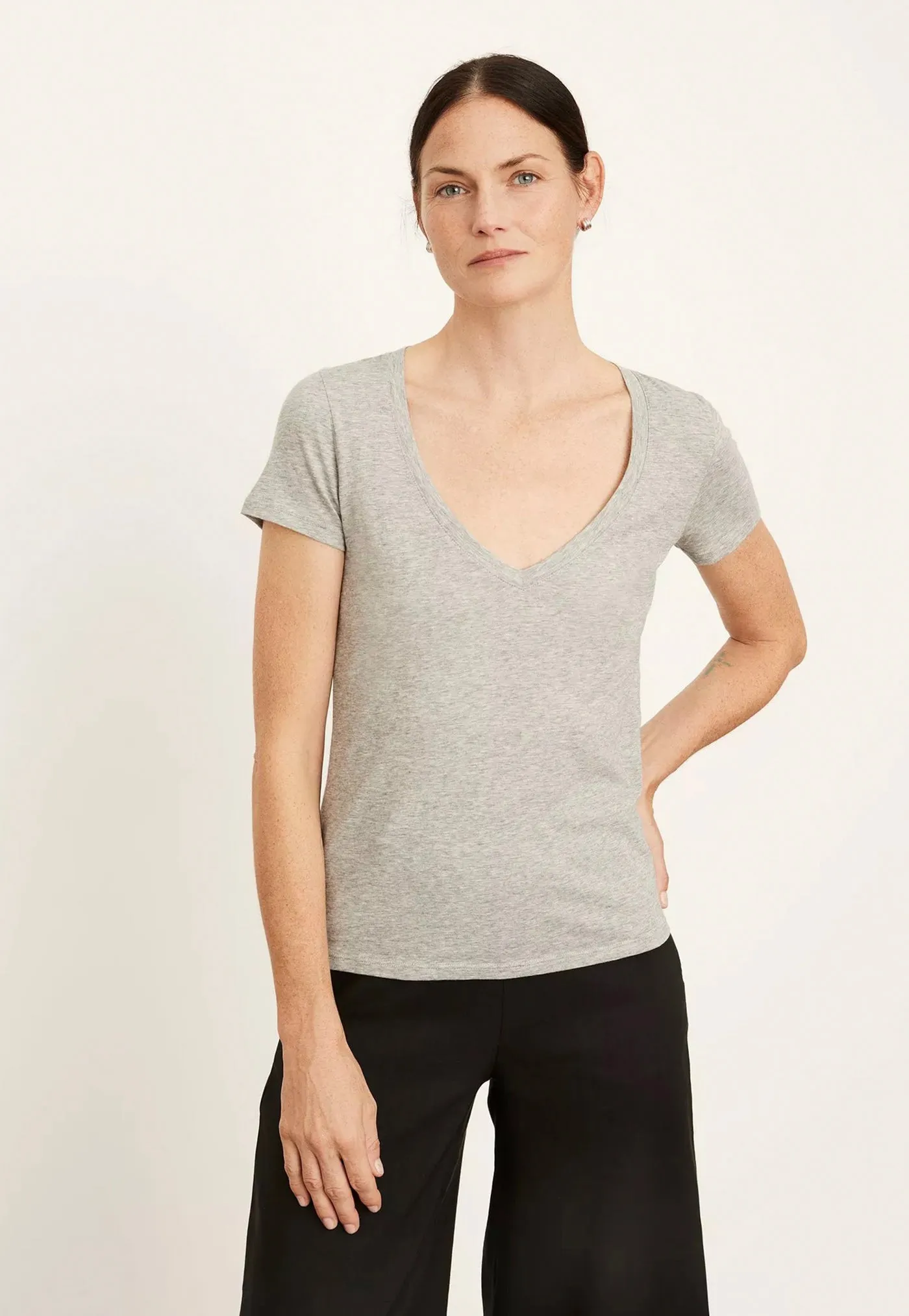 Essential V-Neck - Grey