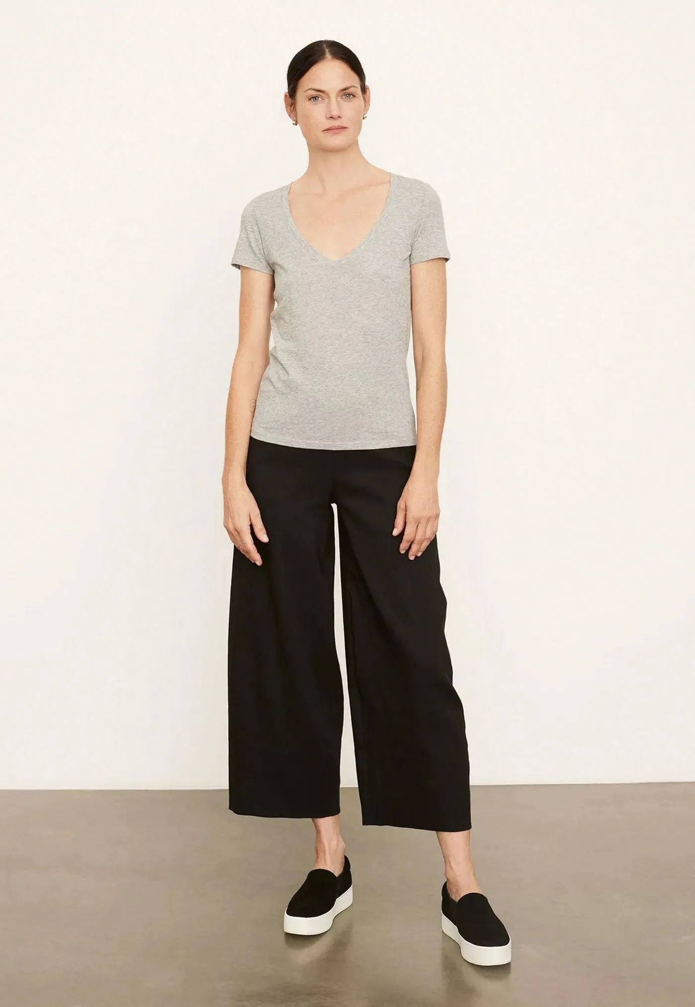 Essential V-Neck - Grey