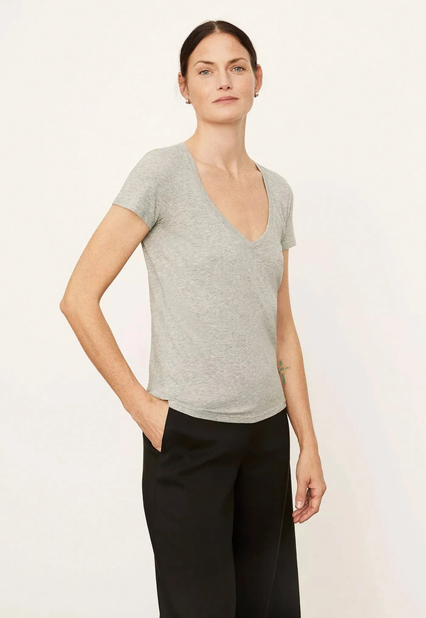 Essential V-Neck - Grey